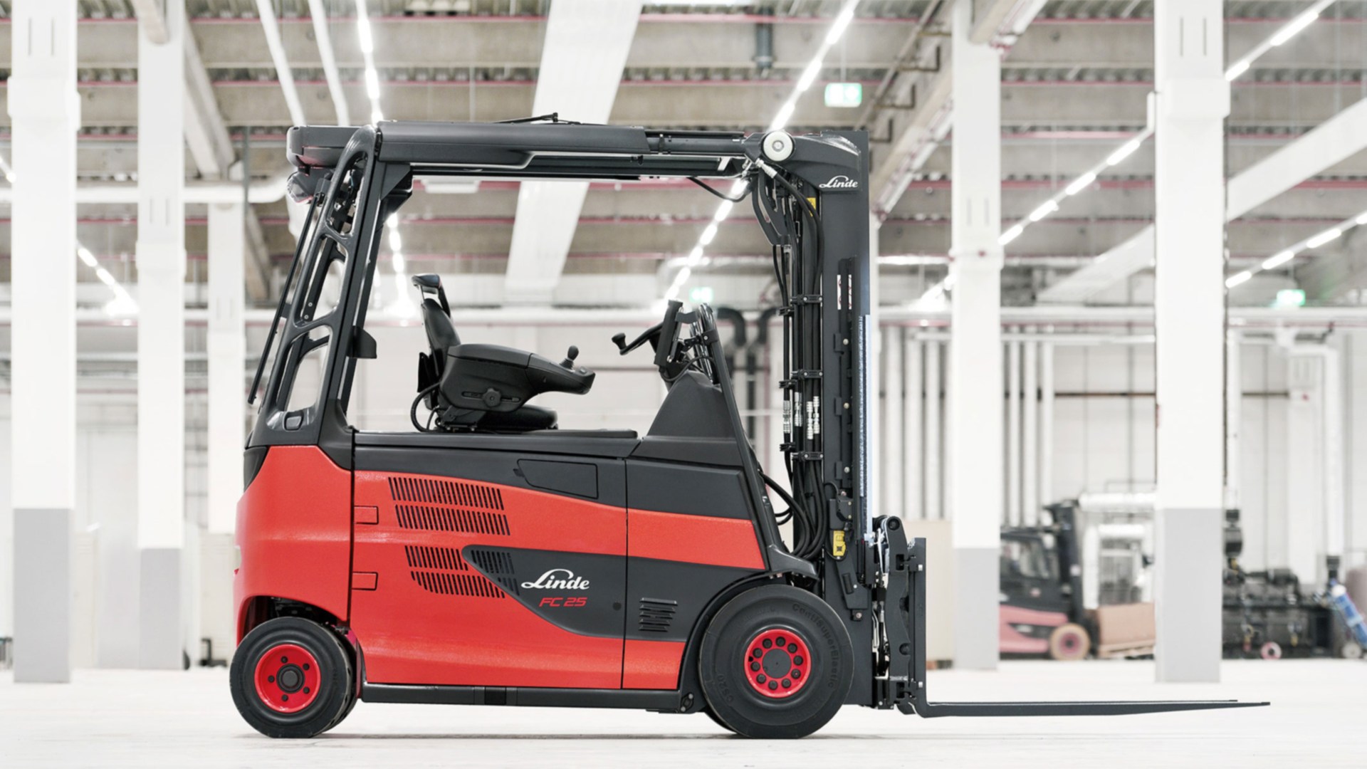 Extraordinary forklift meets an extraordinary drive concept: the Linde-Roadster with fuel cell drive.